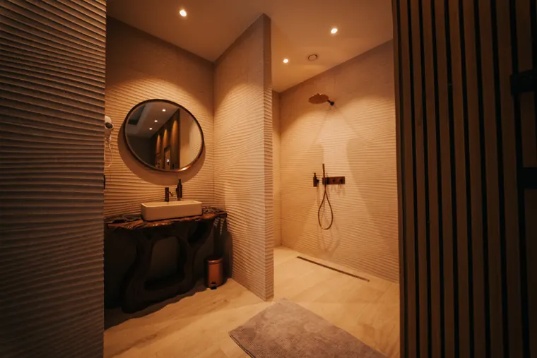 Rain shower and vanity at Spa Elite