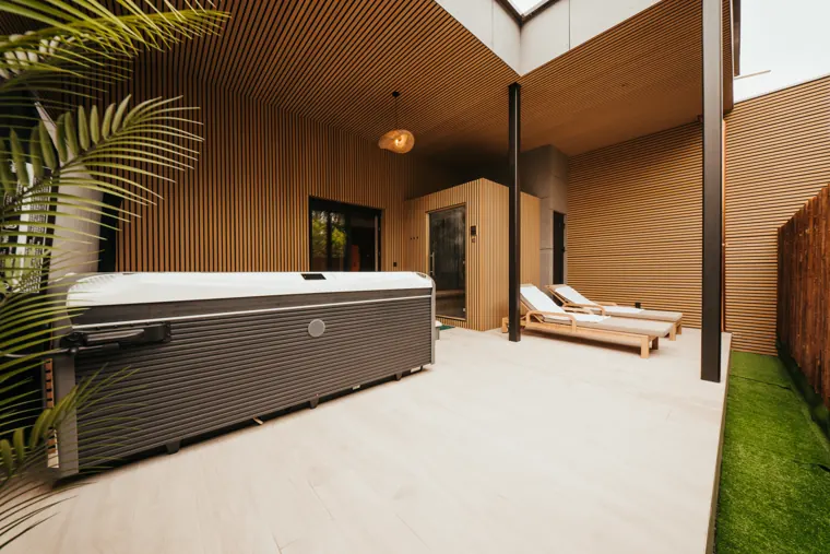 Private terrace of Spa Elite with loungers and hot tub, Quiévrain